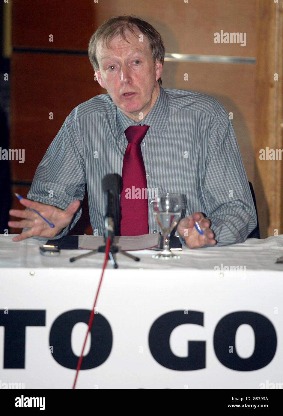 Menschenrechtsaktivistin Professor Liam Kennedy bei einer Pressekonferenz in Belfast, der sowohl Sinn-Fein-Präsident Gerry Adams als auch den Führer der Progressiven Unionisten David Ervine herausforderte, zu erklären, warum so genannte IRA- und loyalistische UVF-Strafangriffe acht Jahre nach ihrer Denunziation fortgesetzt wurden. Stockfoto