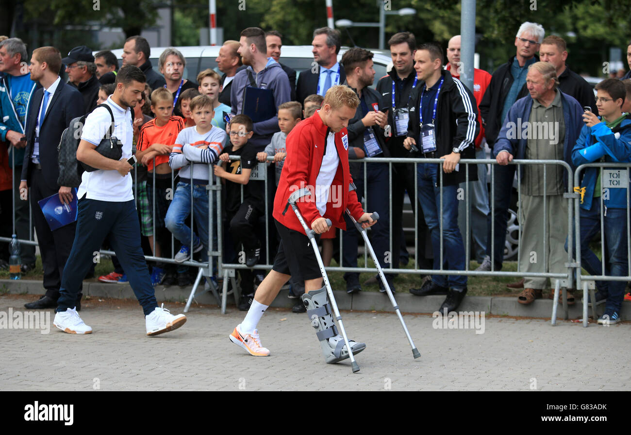 Fußball - UEFA U-21-Europameisterschaft - Gruppe B - England gegen Italien - Ander Stadium. Der Engländer Alex Pritchard tritt mit einem schützenden Stiefel auf Krücken ins Stadion ein Stockfoto