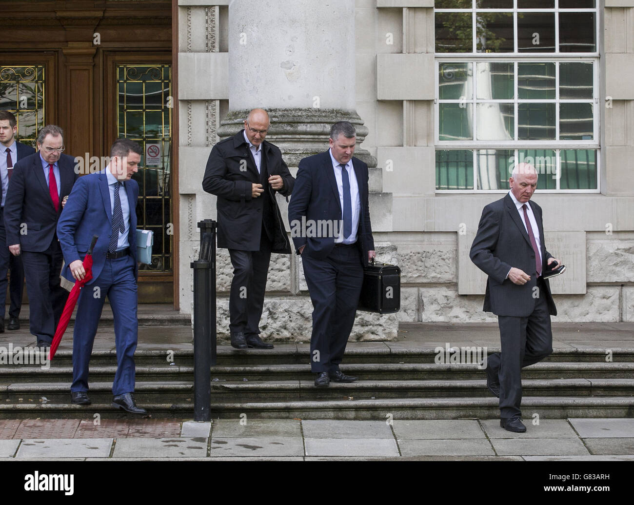 Die Familie Finucane und ihr Rechtsteam verließen das High Court in Belfast, nachdem Richter Stephens entschieden hatte, dass die Entscheidung des britischen Premierministers David Cameron, keine öffentliche Untersuchung über den Mord an dem Anwalt Pat Finucane aus dem Jahr 1989 zu führen, rechtmäßig war. Stockfoto