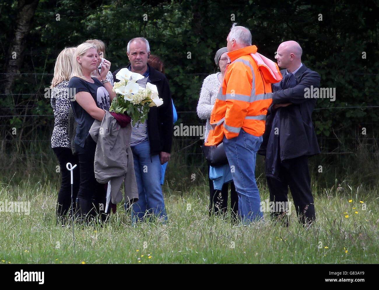 Verwandte von Seamus Wright und Kevin McKee besuchen die Stätte in Coghalstown, Co Meath, wo zwei Leichen auf einem wiedergewonnenen Moor entdeckt wurden, wo drei der verschwundenen IRA vermutlich heimlich begraben sind. Stockfoto