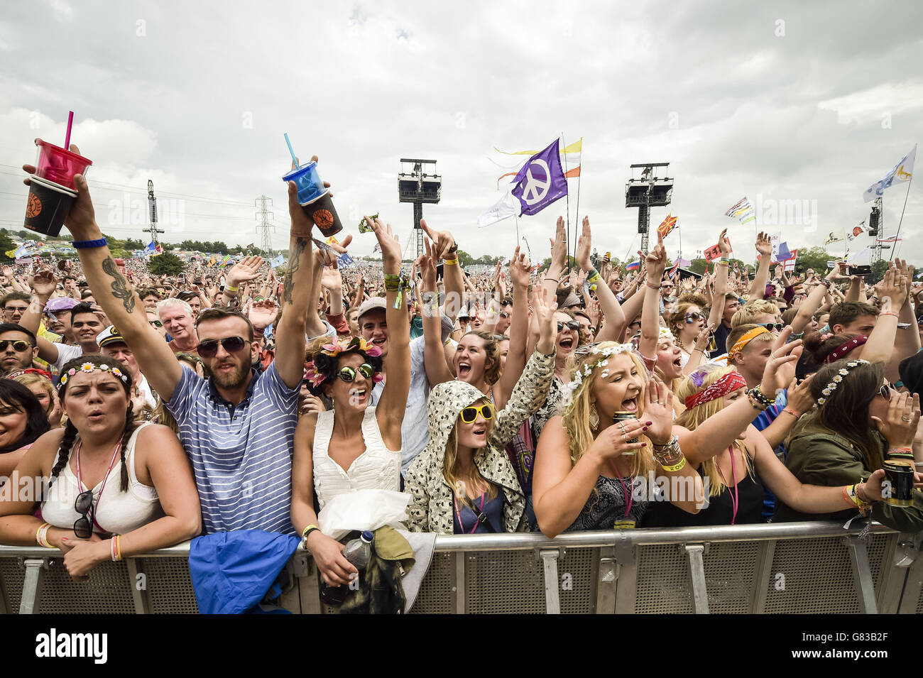 Glastonbury Festival 2015 - Tag 1. Menschenmassen beobachten Aufführungen auf der Pyramid Stage, dem Glastonbury Festival. Stockfoto