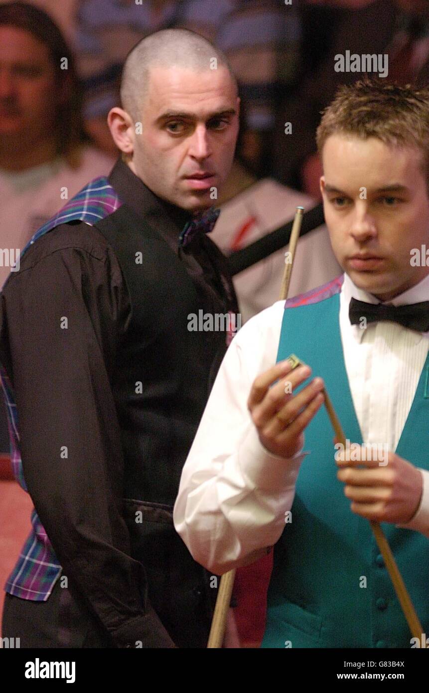 Snooker - Embassy World Championship 2005 - zweite Runde - Ronnie O'Sullivan / Allister Carter - The Crucible. Ronnie O'Sullivan (L) sieht zu, wie Allister Carter einen Schuss vorbereitet, Stockfoto