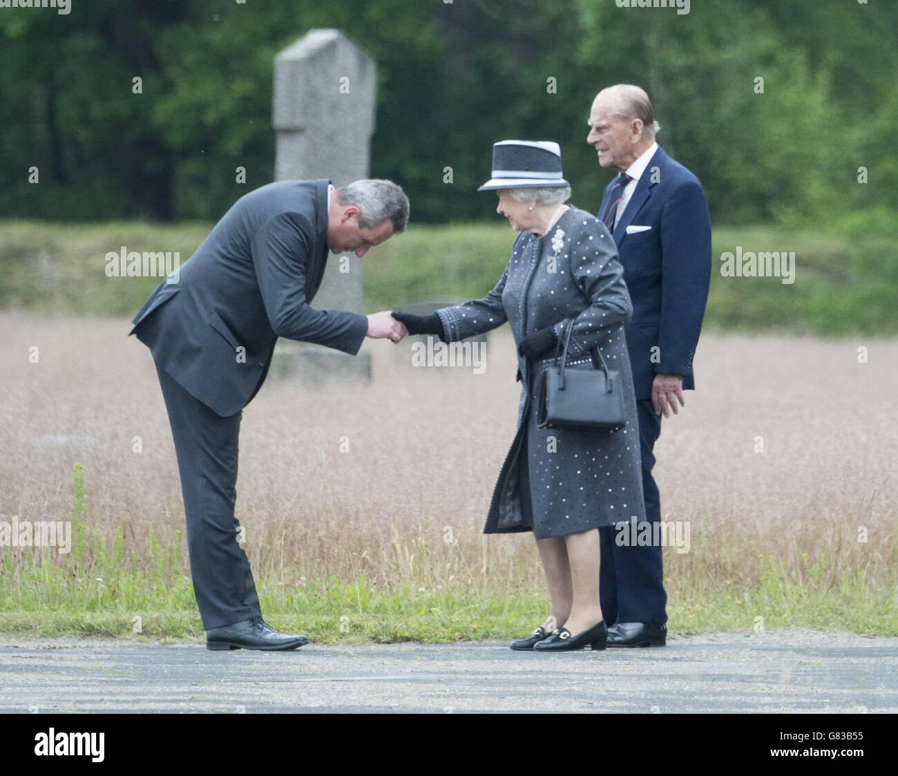 Königin Elizabeth II. Und der Herzog von Edinburgh besuchen den Ort des Konzentrationslagers Bergen-Belsen in Norddeutschland, das vor 70 Jahren von britischen Truppen befreit wurde. Stockfoto