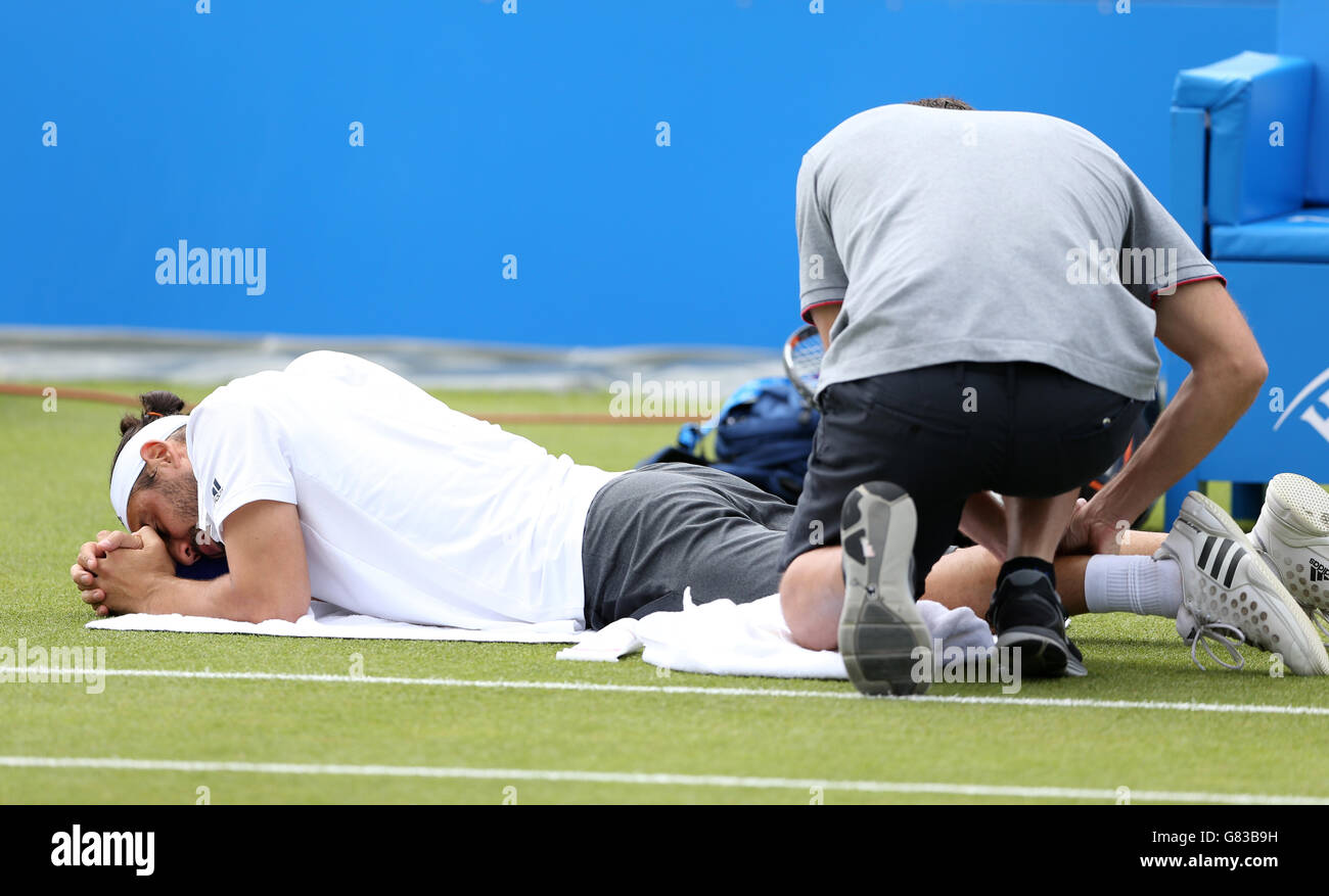 Der zypriotische Marcos Baghdatis wird vor Gericht mit seinem Bein behandelt Während seines Spiels gegen den usbekischen Denis Istomin am fünften Tag Der ATP Aegon Open 2015 im Nottingham Tennis Center Stockfoto