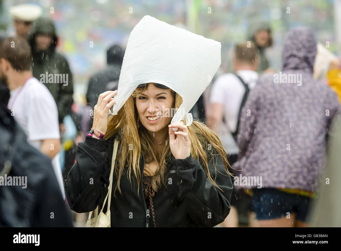 Festivalbesucher im Regen beim Glastonbury Festival, auf der Worthy Farm in Somerset. Stockfoto