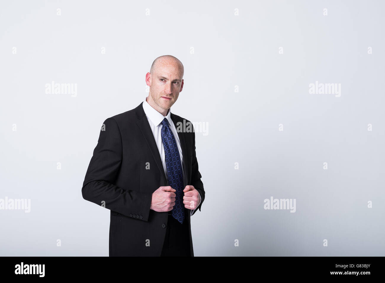 Business-Mann in einem dunklen Anzug suchen nachdenklich Stockfoto