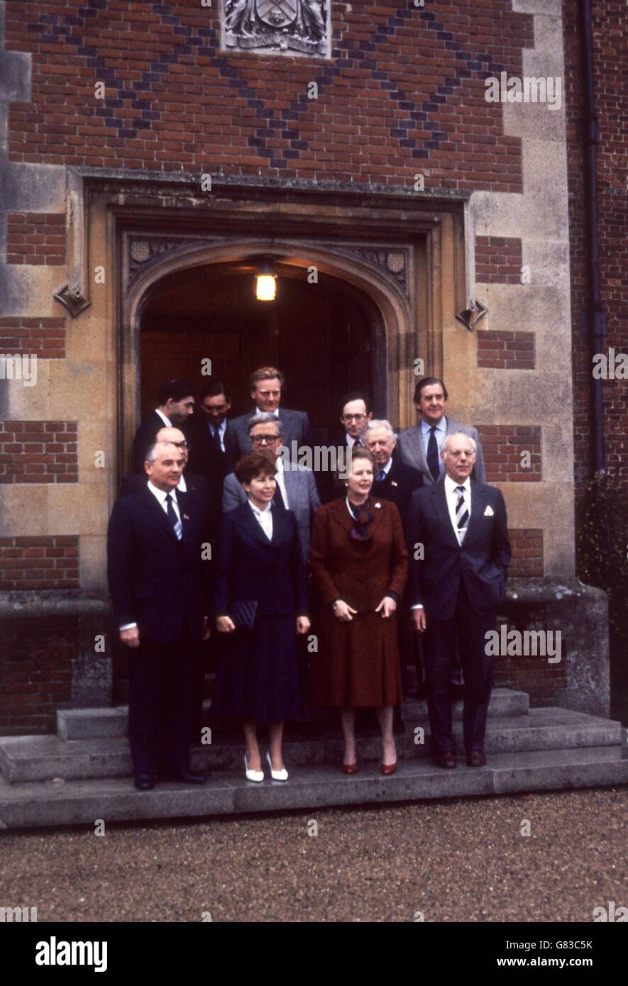 Michail Gorbatschow, die Nummer 2 des Kremls, der für einen siebentägigen Besuch in Großbritannien ankam. Er und seine Frau Raisa trafen die Premierministerin Margaret Thatcher und ihr Husand Denis in Chequers. Stockfoto