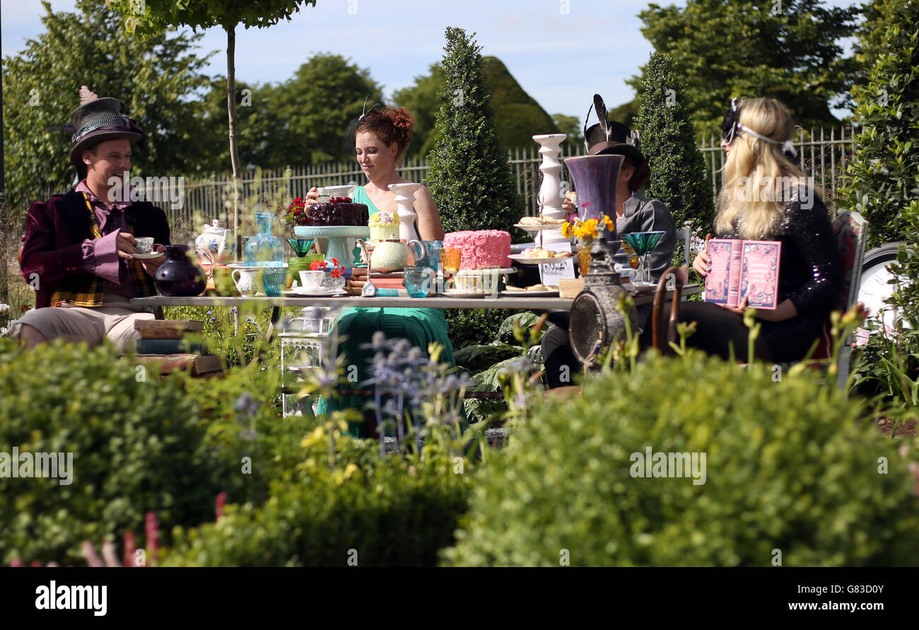 RHS Hampton Court Palace Flower Show 2015. Ein Garten im Stil von Alice im Wunderland bei der RHS Hampton Court Palace Flower Show in Surrey. Stockfoto