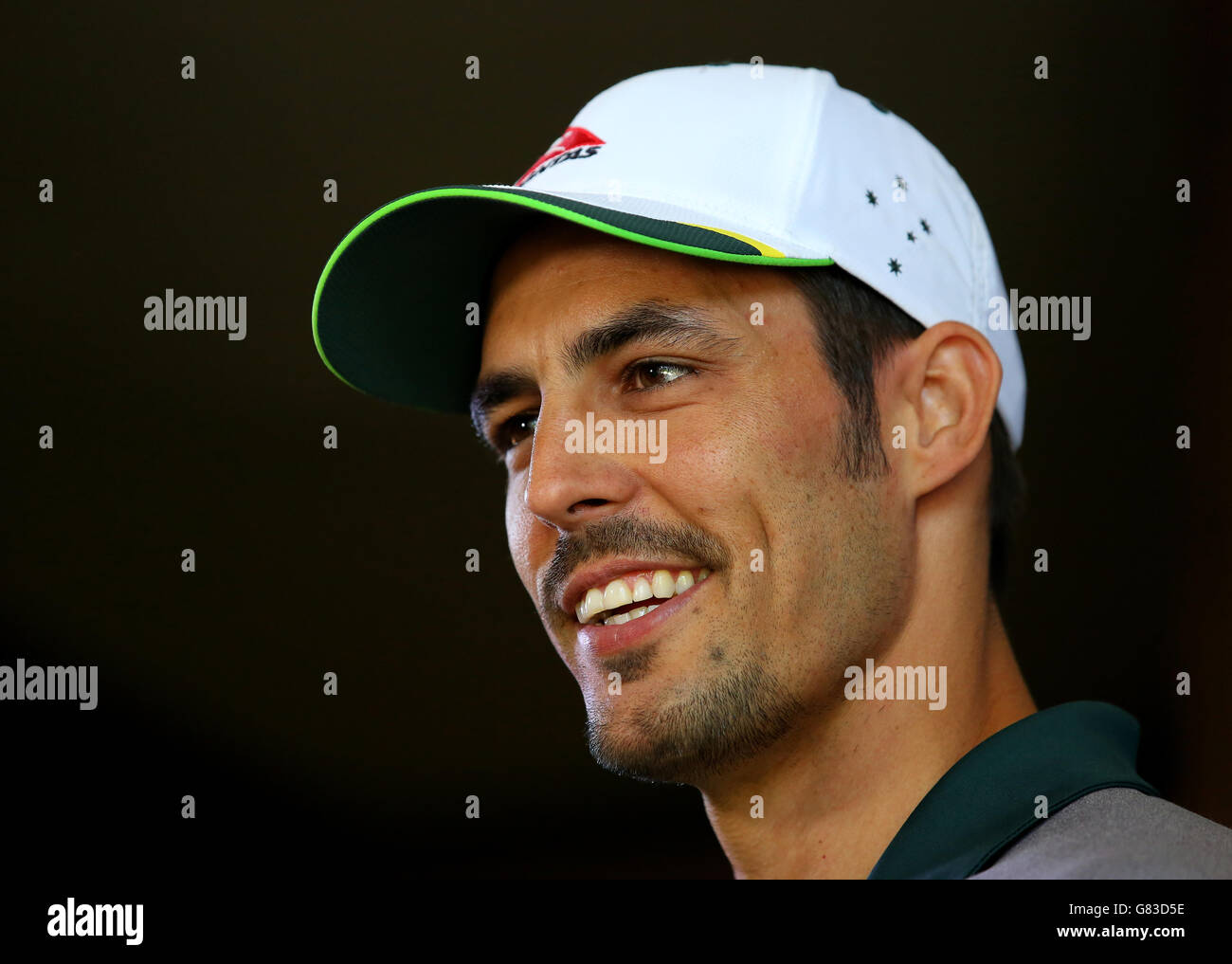 Cricket - Australische Pressekonferenz - Crown Plaza Five Lakes Hotel. Der australische Australier Mitchell Johnson spricht während einer Pressekonferenz im Crown Plaza Five Lakes Hotel, Colchester, mit den Medien. Stockfoto