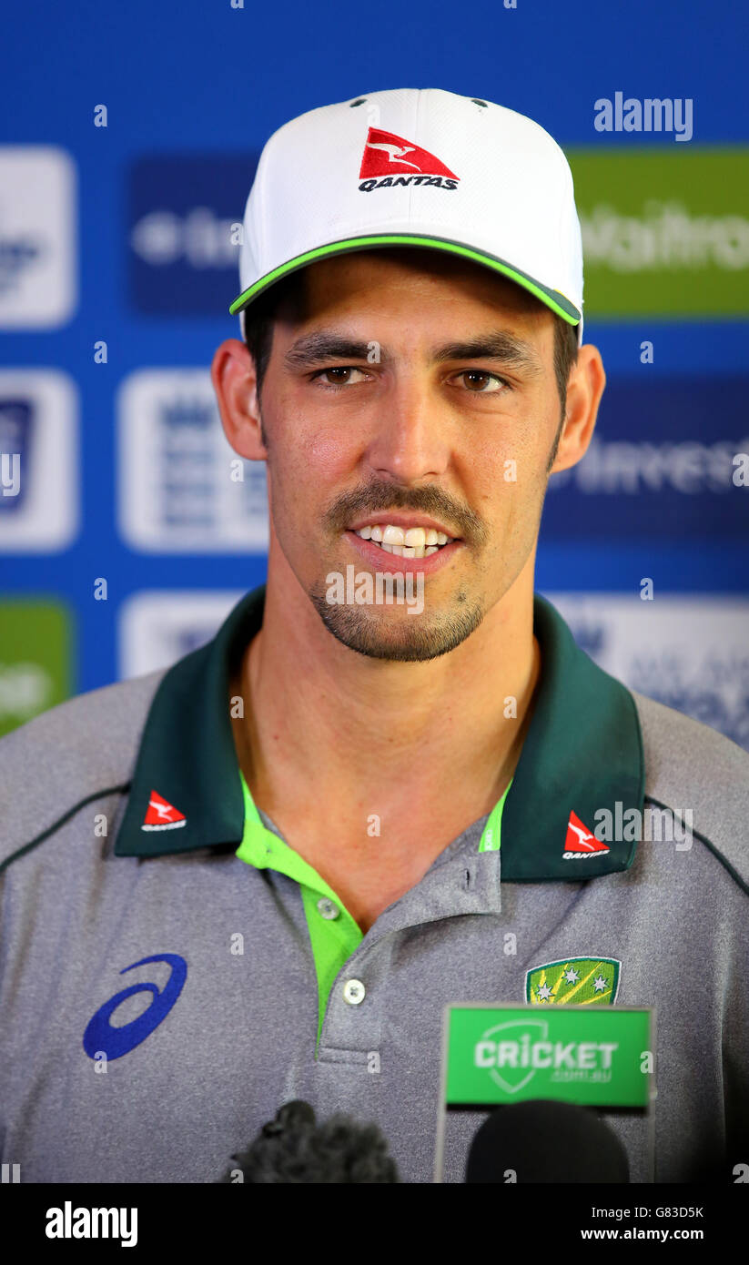 Cricket - Australische Pressekonferenz - Crown Plaza Five Lakes Hotel. Der australische Australier Mitchell Johnson spricht während einer Pressekonferenz im Crown Plaza Five Lakes Hotel, Colchester, mit den Medien. Stockfoto