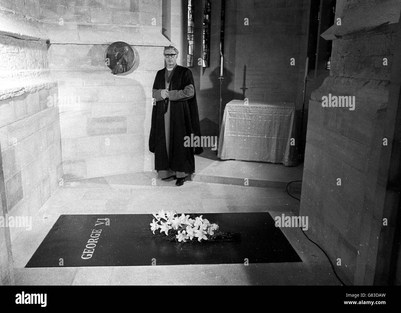 Reverend Robert Woods, Dekan von Windsor, in der King George VI Memorial Chapel, die an der St. George's Chapel in Windsor Castle, Berkshire, gebaut wurde und in Anwesenheit der Queen eingeweiht wird. Stockfoto