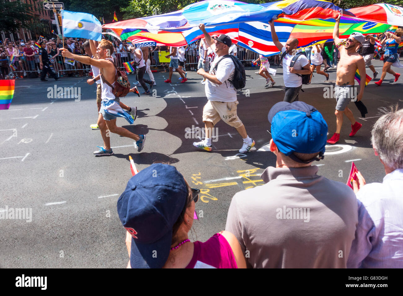NYC-Pride-Parade auf der Fifth Avenue in New York City, mit Demonstranten halten das Regenbogen-Banner oben Stockfoto