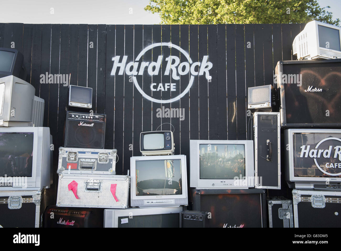 Blick auf den Hard Rock Cafe Stand am 3. Tag des Isle of Wight Festivals 2015, Seaclose Park, Isle of Wight Stockfoto