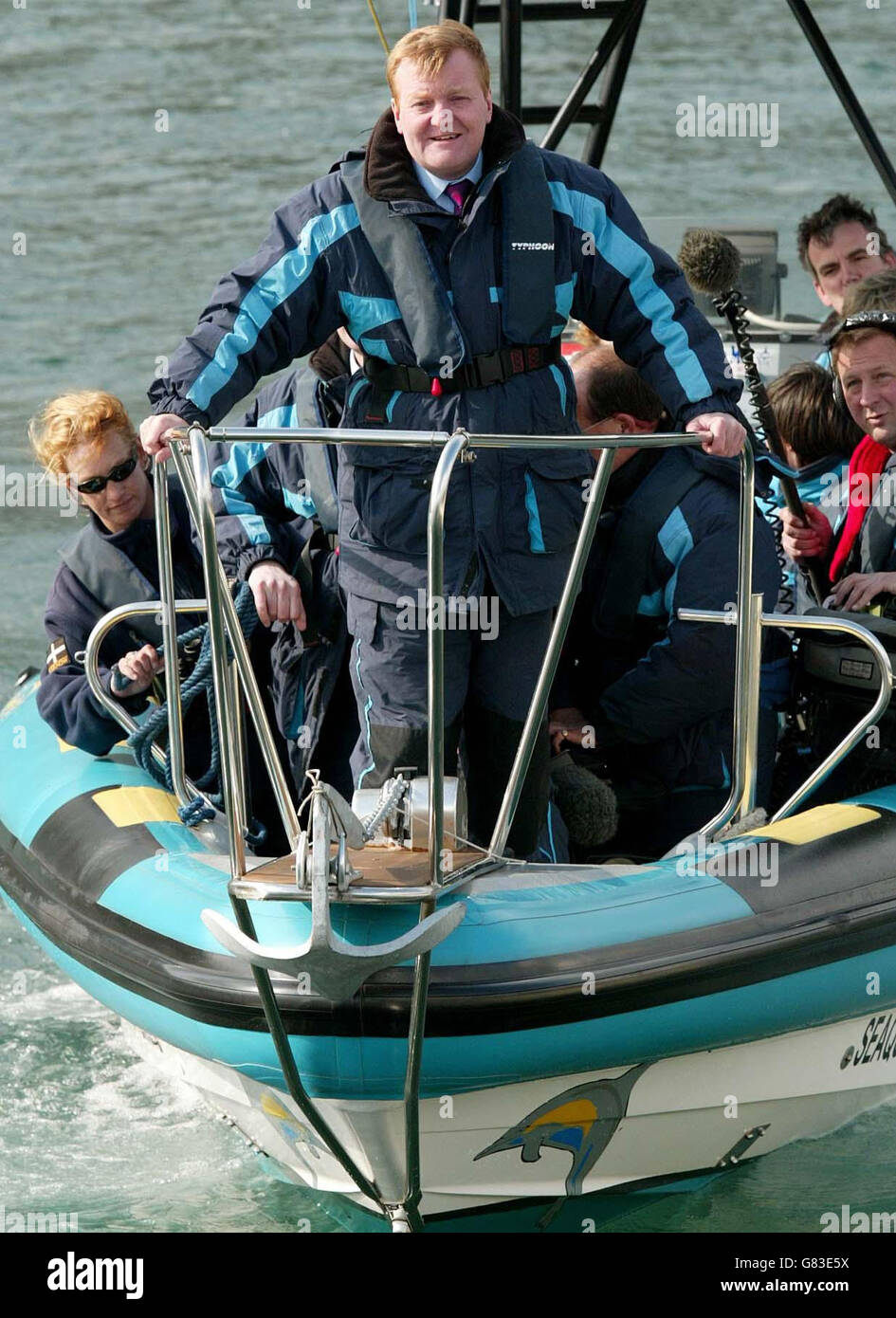 Der liberale Demokrat Charles Kennedy an Bord einer Öko-Tourismus-Reise rund um die Küste von Falmouth. Stockfoto