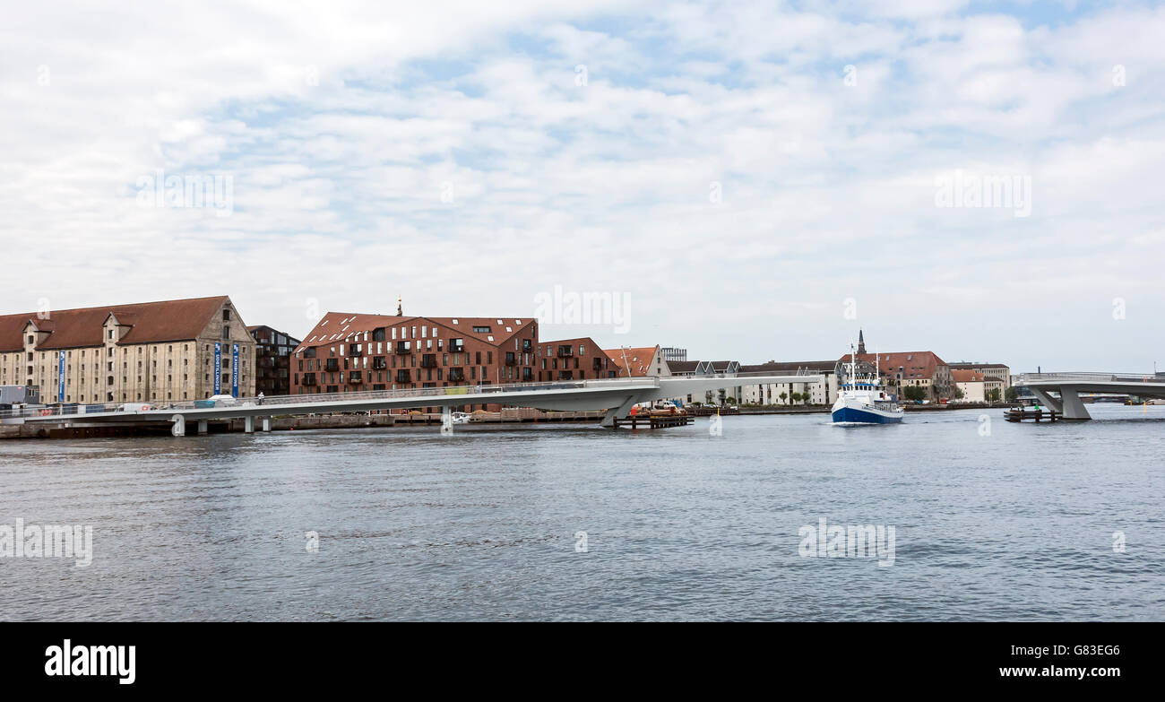 Neue Fußgängerbrücke mit dem Titel Inderhavnsbroen die Inderhavnen Brücke von Nyhavn in Nordatlantens Brygge in Kopenhagen Stockfoto