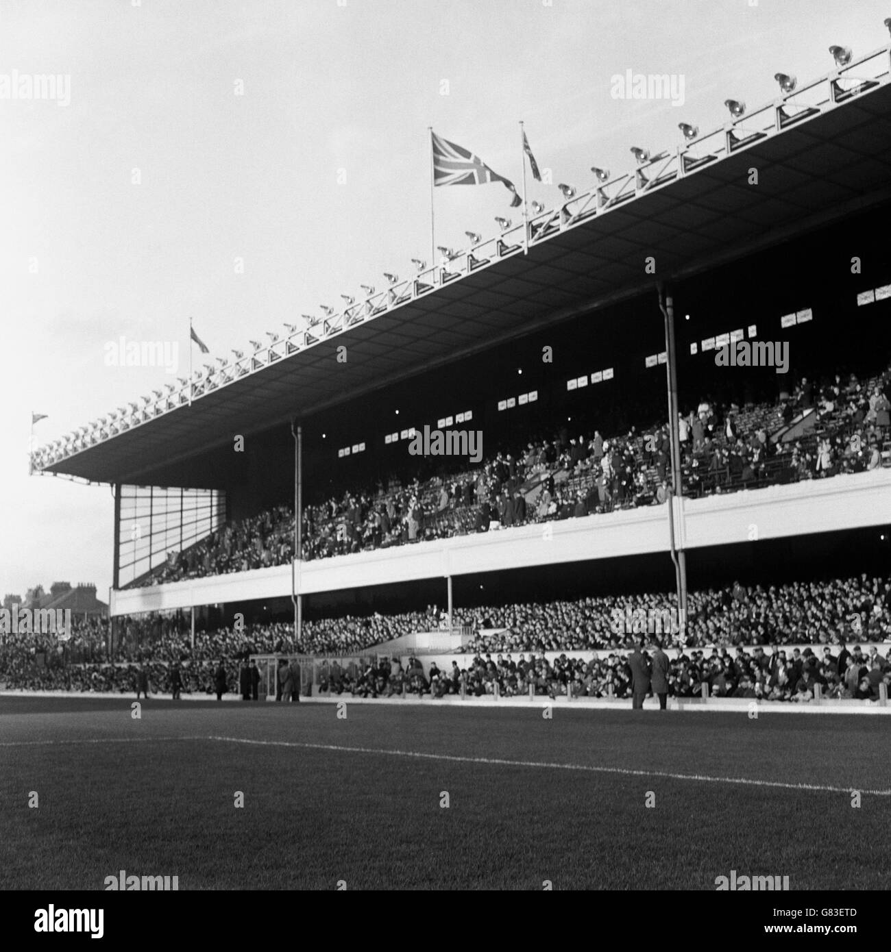 Fußball - Football League Division One - Arsenal gegen Everton - Highbury. Gesamtansicht des Oststandes in Highbury Stockfoto