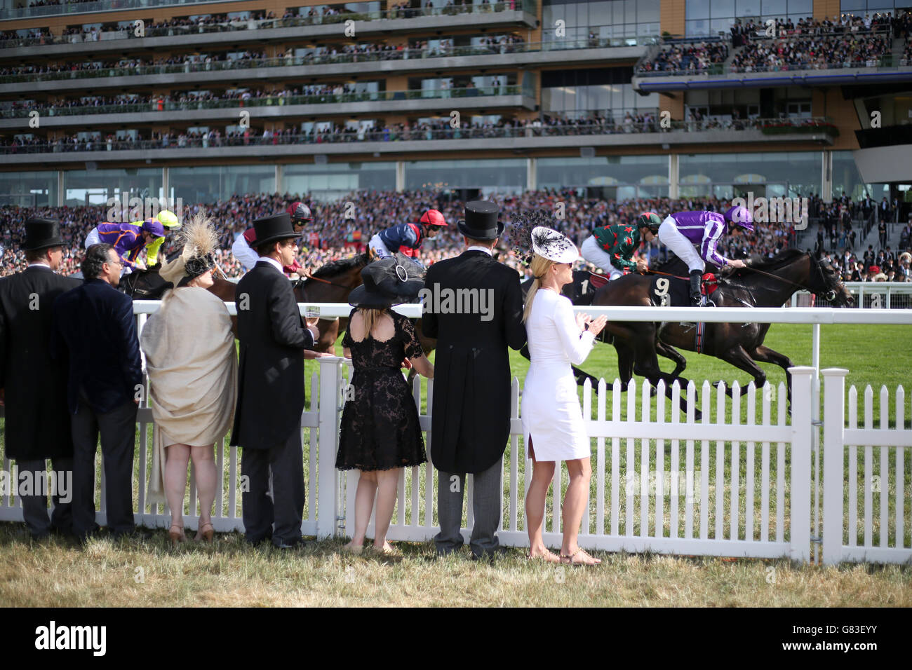 Racegoers beobachten die Action des Gold Cup während des Ladies Day, am dritten Tag des Royal Ascot Meetings 2015 auf der Ascot Racecourse, Berkshire. DRÜCKEN SIE VERBANDSFOTO. Bilddatum: Donnerstag, 18. Juni 2015. Siehe PA Story RACING Ascot. Bildnachweis sollte lauten: Steve Parsons/PA Wire. Stockfoto