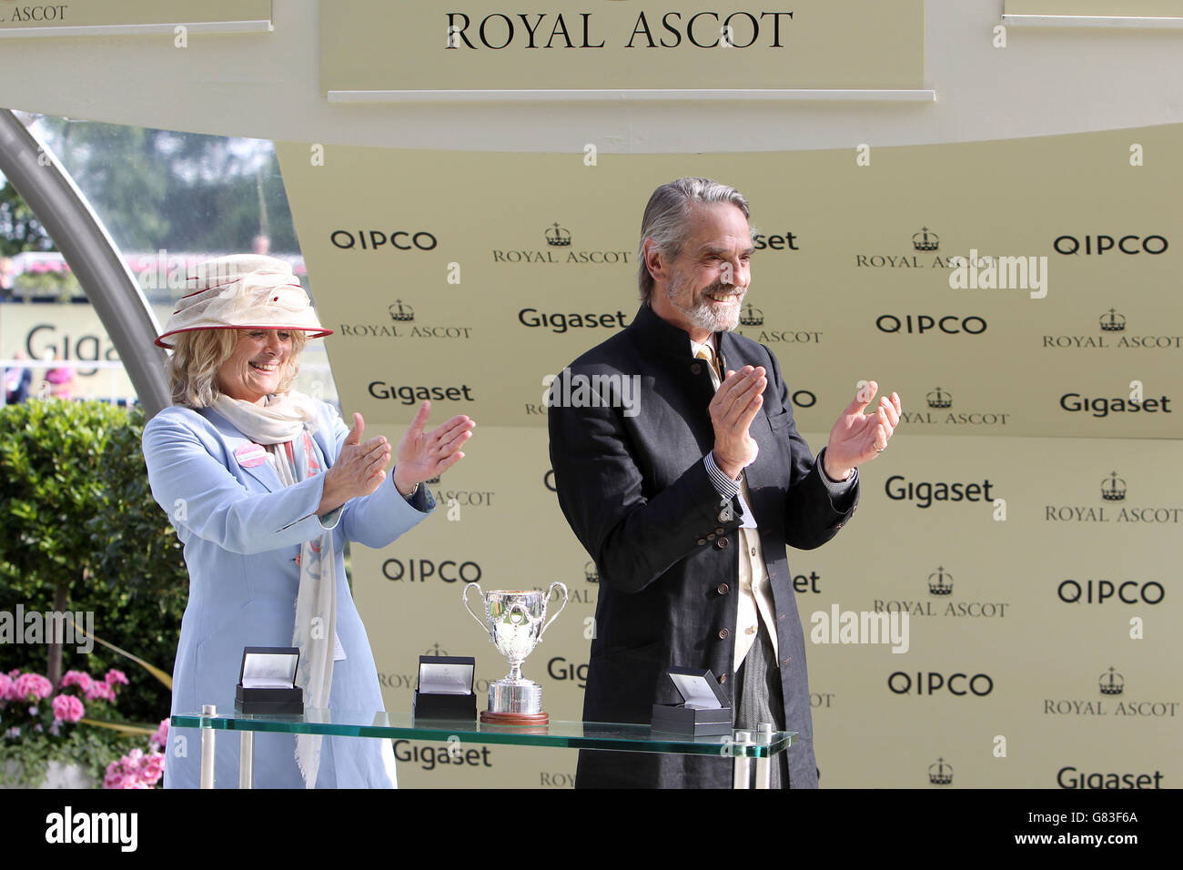 Jeremy Irons und seine Frau Sinead Cusack begrüßen den Space Age Jockey William Buick zur Siegerehrung nach dem Sieg beim King George V Stakes während des Ladies Day, am dritten Tag des Royal Ascot Meetings 2015 auf der Ascot Racecourse, Berkshire. Stockfoto