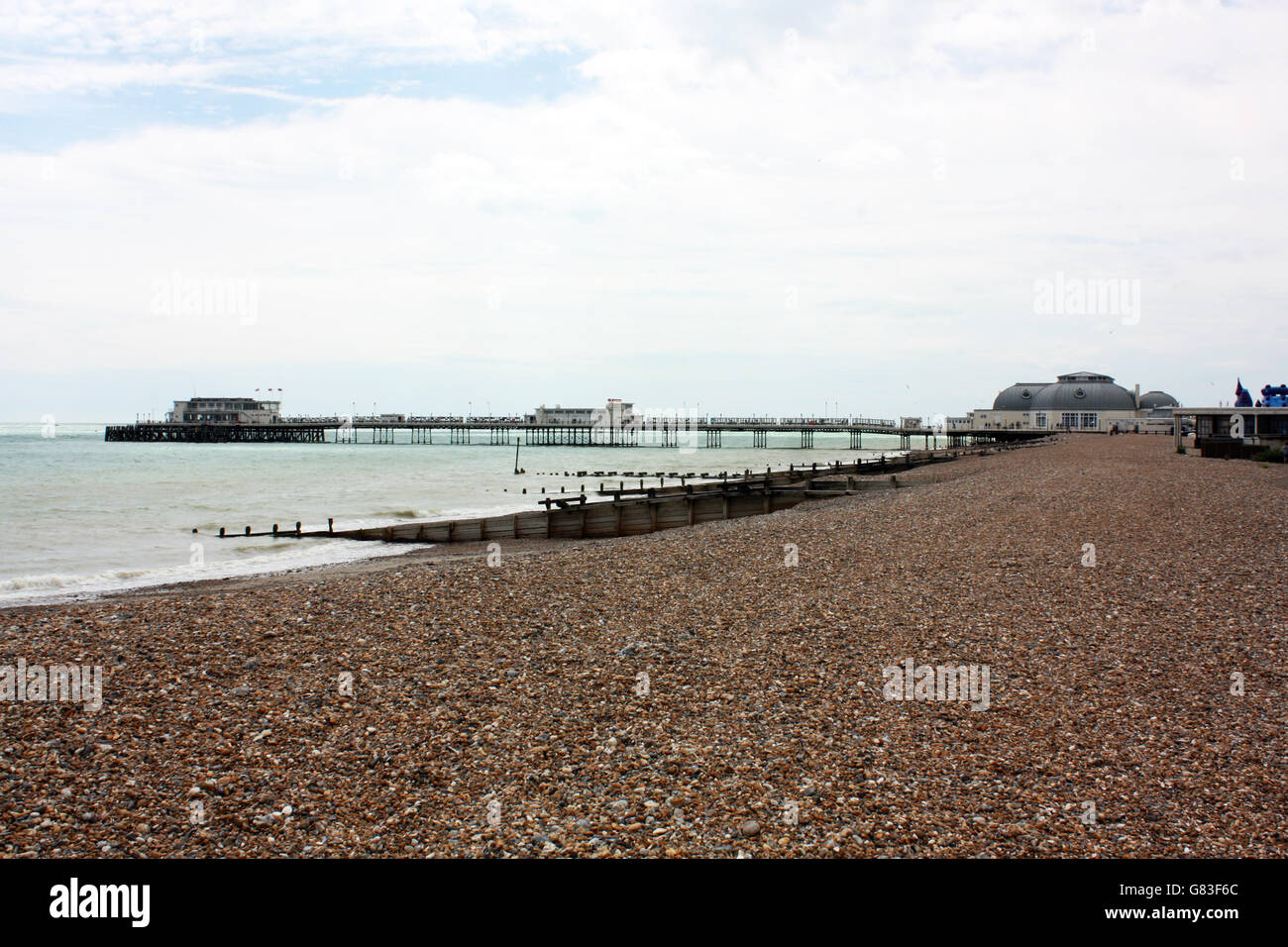 Worthing Strand und Pier Stockfoto