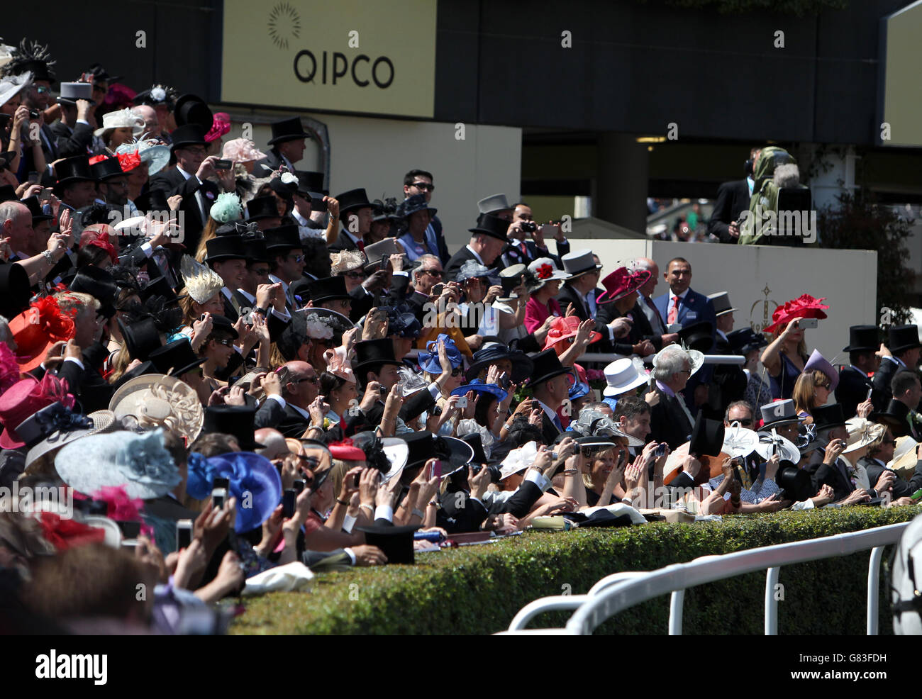 Die Menge applaudiert Königin Elizabeth II während des Ladies Day, am dritten Tag des Royal Ascot Meeting 2015 auf der Ascot Racecourse, Berkshire. DRÜCKEN Sie VERBANDSFOTO. Bilddatum: Donnerstag, 18. Juni 2015. Siehe PA Story RACING Ascot. Bildnachweis sollte lauten: Steve Parsons/PA Wire. EINSCHRÄNKUNGEN: Nutzung unterliegt Einschränkungen. Keine kommerzielle oder werbliche Nutzung. Keine Privatverkäufe. Weitere Informationen erhalten Sie unter +44 (0)1158 447447 Stockfoto