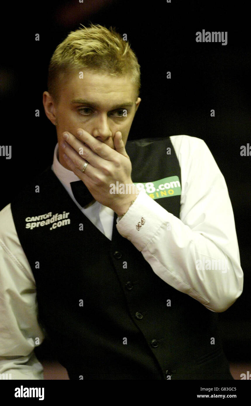 Snooker - Embassy World Championship - Erste Runde - Crucible Theatre. Englands Paul Hunter zeigt seine Niedergeschlagenheit während seiner Niederlage gegen Englands Michael holt. Stockfoto