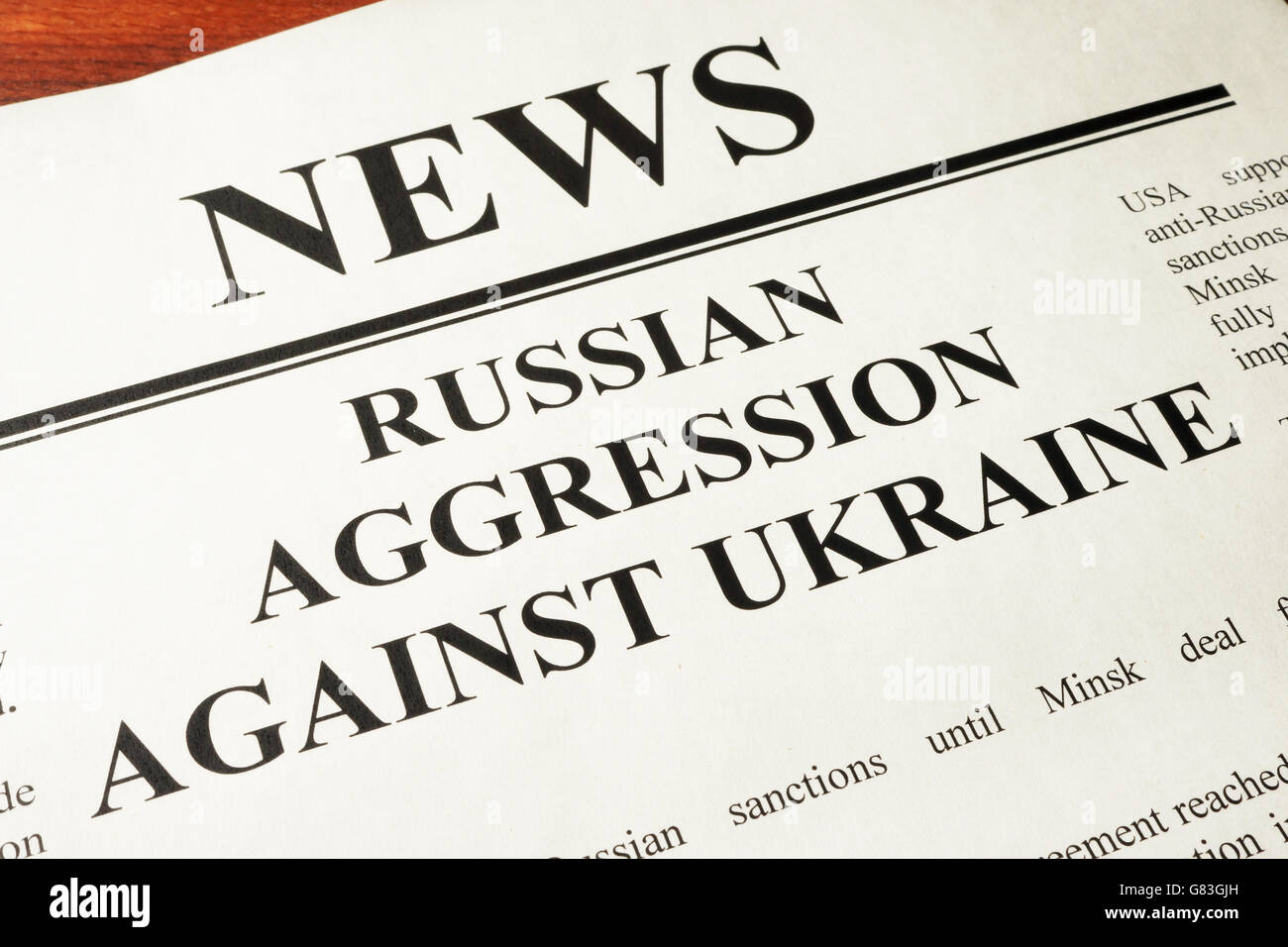 Zeitung mit Wort-Nachrichten und russische Aggression gegen die Ukraine. Stockfoto