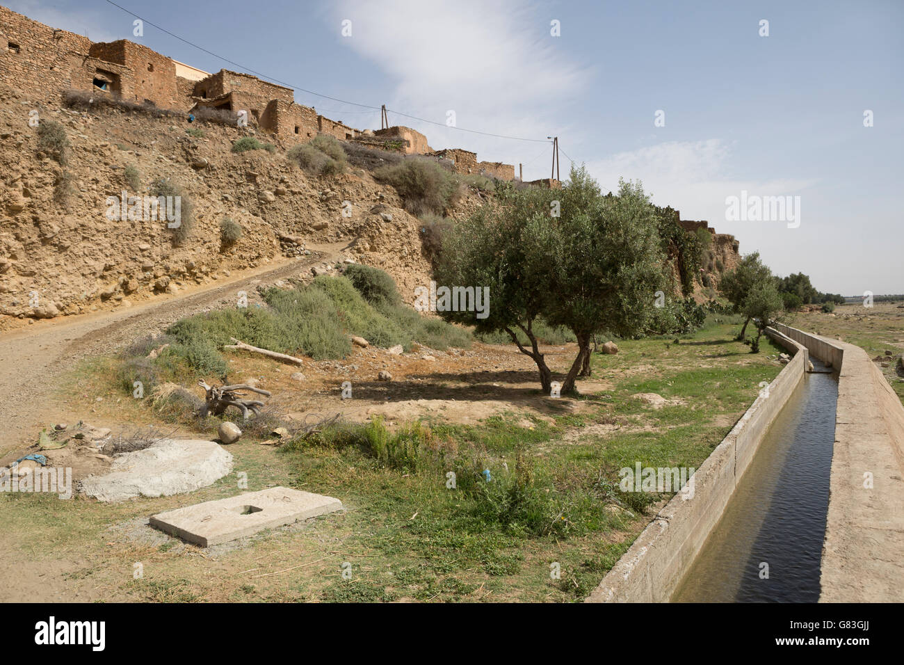 Der Bewässerung-Kanal in Chichaoua Prov. brachte erhöhten Produktivität Landwirte in dieser trockenen Gegend von Marokko. Stockfoto