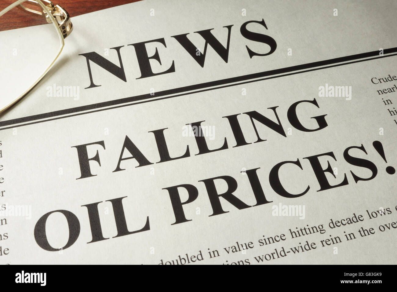 Zeitung mit Header Nachrichten und fallende Ölpreise.  Tropfen Öl Preiskonzept. Stockfoto