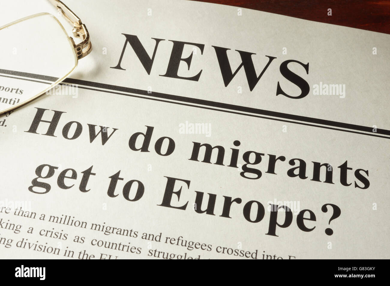 Zeitung mit Header-Nachrichten und wie kommen die Migranten nach Europa? Stockfoto