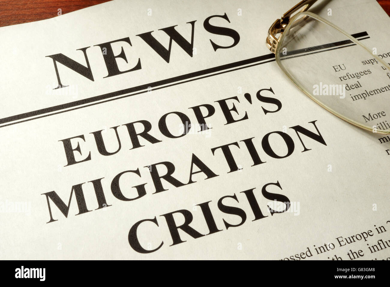 Zeitung mit Header-Nachrichten und Migrationskrise Europas. Stockfoto