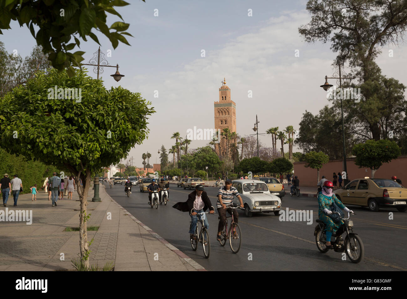 Verkehr wird vergrößert, vorbei an der Koutoubia-Moschee in Marrakesch Medina, Marokko. Stockfoto