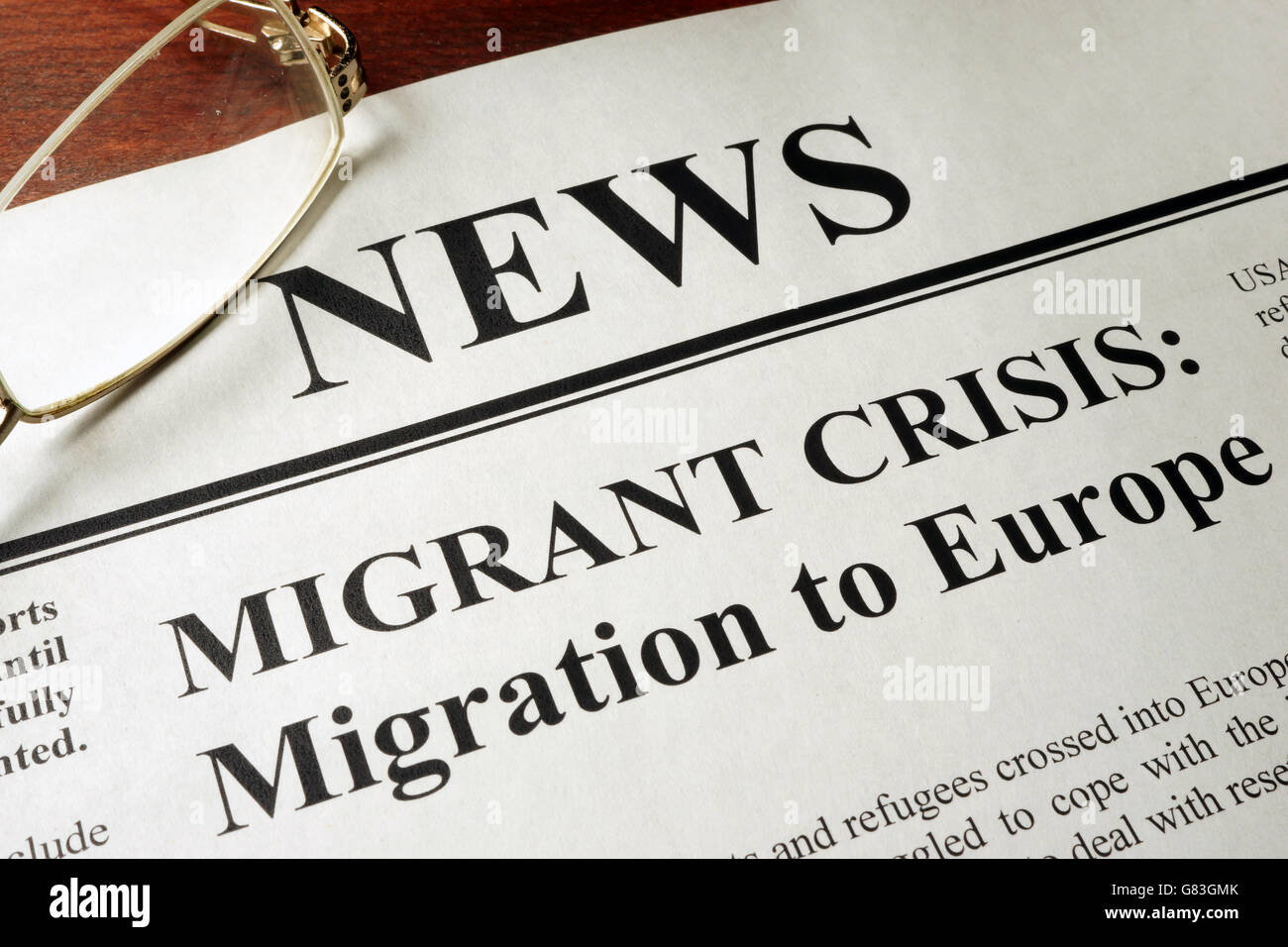 Zeitung mit Header Nachrichten und Migranten Krise: Migration nach Europa. Stockfoto