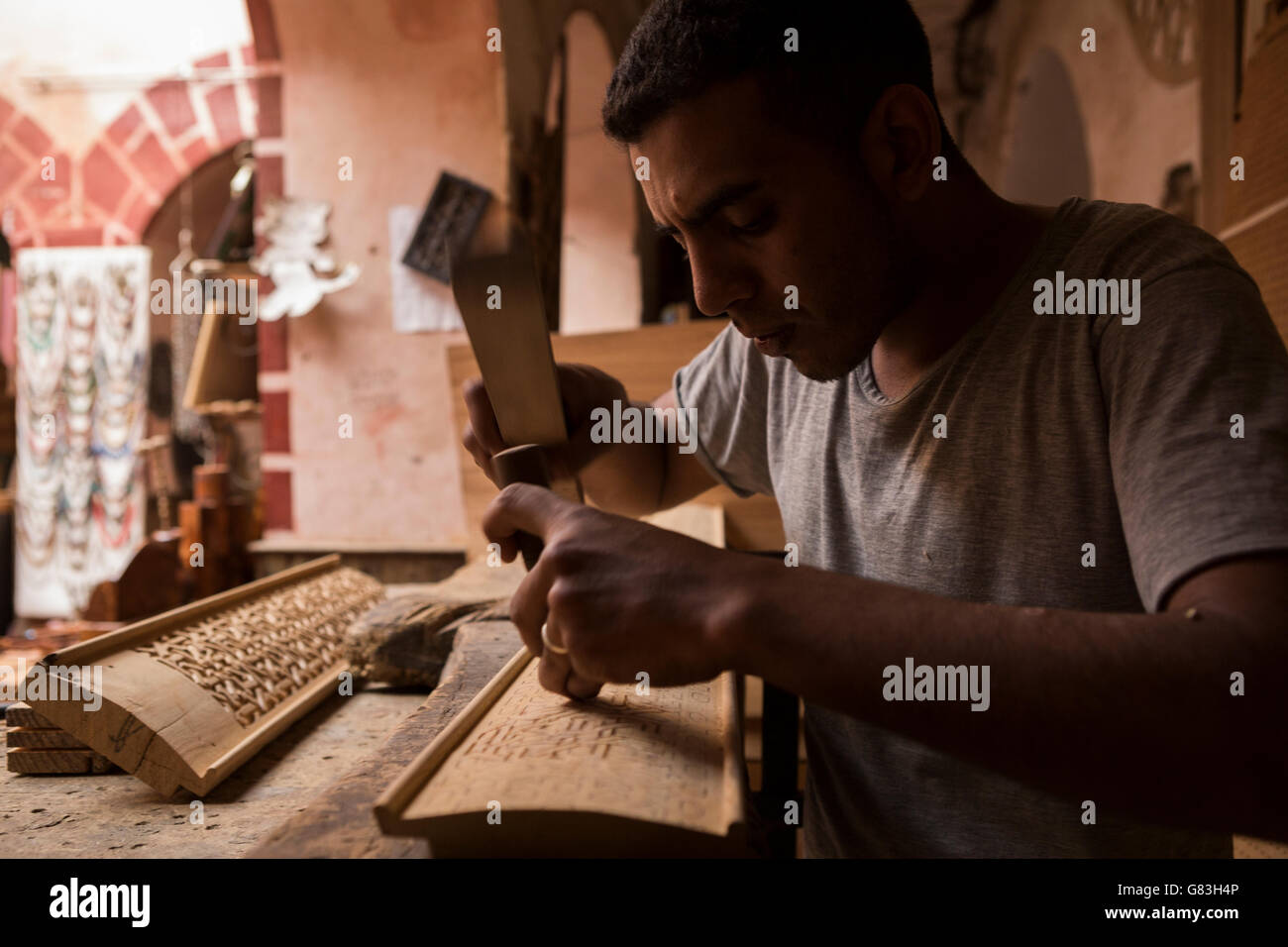 Eine Schreiner Handwerker arbeitet in seiner Werkstatt in Marrakesch Medina, Marokko. Stockfoto