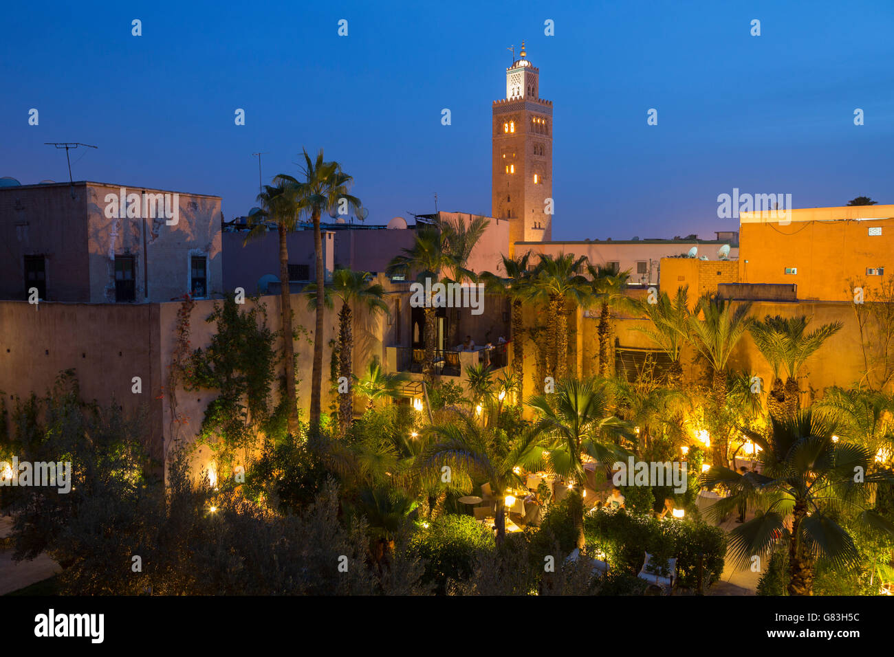 Eine Minarett der Koutoubia-Moschee steht hoch über dem Marrakesch Medina, Marokko. Stockfoto
