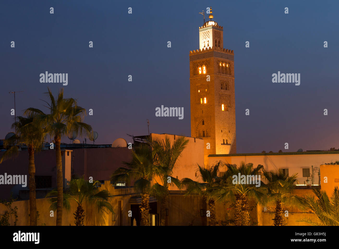 Eine Minarett der Koutoubia-Moschee steht hoch über dem Marrakesch Medina, Marokko. Stockfoto