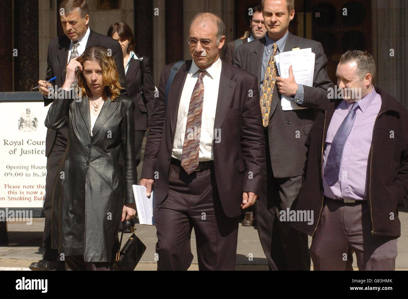 Die Eltern des schwer kranken Babys Charlotte Wyatt, Debbie Wyatt (links), 23 und Darren Wyatt (rechts), 33, verlassen die königlichen Gerichte, wobei der Anwalt Richard Stein zwischen ihnen abgebildet ist, Wo sie ihren juristischen Kampf verloren, um eine Gerichtsbeschwerde zu kippen, die Ärzten erlaubt, sie sterben zu lassen, wenn sie aufhört zu atmen. Stockfoto