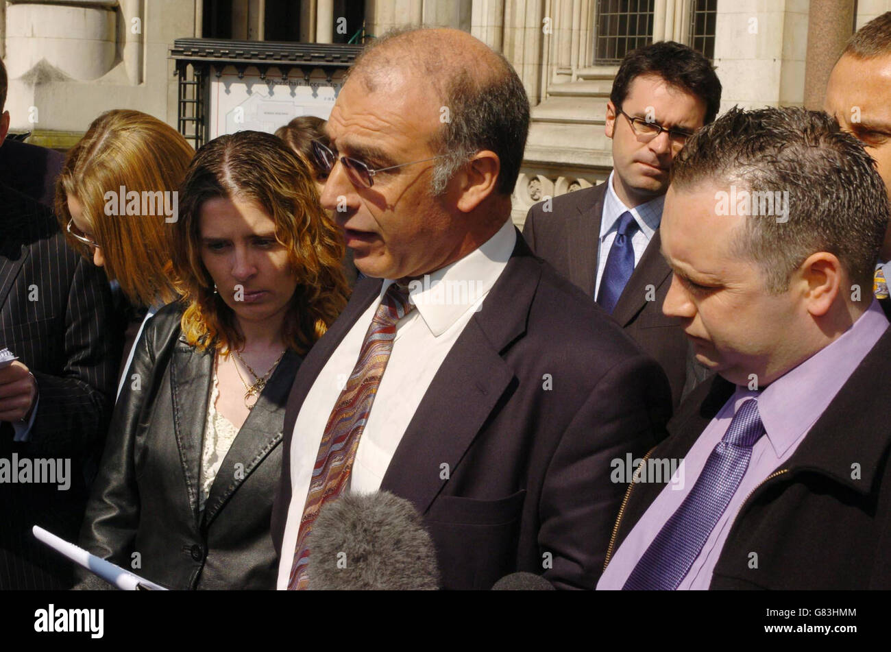 Die Eltern des schwer kranken Babys Charlotte Wyatt, Debbie Wyatt (links), 23 und Darren Wyatt (rechts), 33, vor den königlichen Gerichtshöfen, mit dem Anwalt Richard Stein dazwischen, wo sie ihren Rechtsstreit verloren, um eine Gerichtsbescheinigung zu kippen, die Ärzten erlaubt, sie sterben zu lassen, wenn sie nicht mehr atmet. Stockfoto
