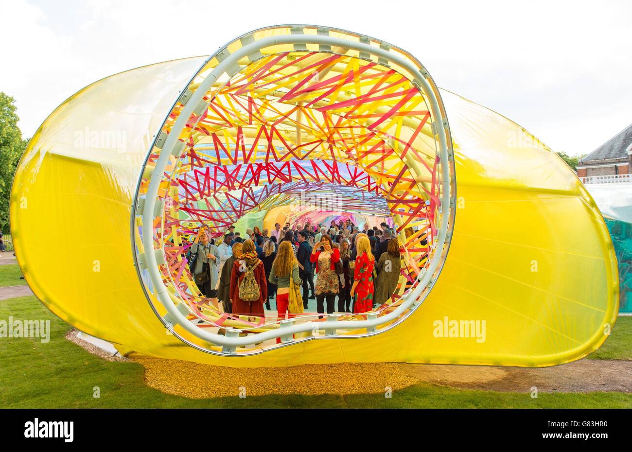 Gäste, die in der Serpentine Gallery, Kensington Gardens, London, einen privaten Blick auf den von Selgascano entworfenen Serpentine Pavilion 2015 genießen möchten. Stockfoto