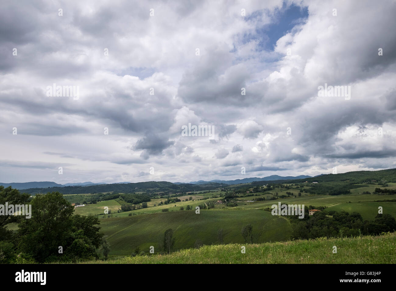 Bewölkter Himmel über Farmland betrachtet aus über Gabbiano zwischen Sant Agata und San Piero ein Sieb in der Toskana, Italien. Stockfoto