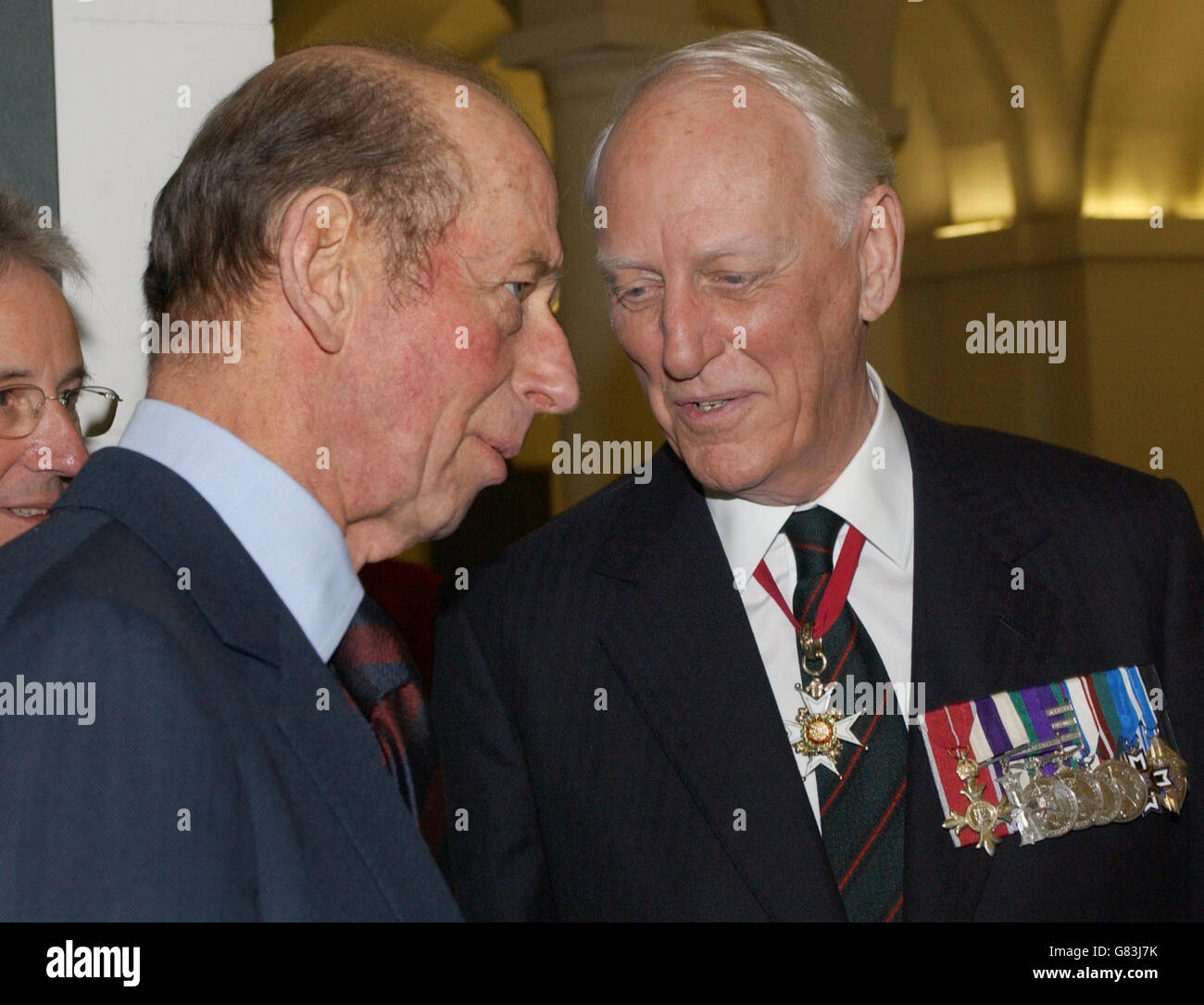 Der Herzog von Kent (links), der die königliche Familie vertritt, spricht mit General Gary Johnson, der während des Konflikts in Südostasien die Ghurka-Gewehre in Malaya und Borneo kommandierte. Stockfoto