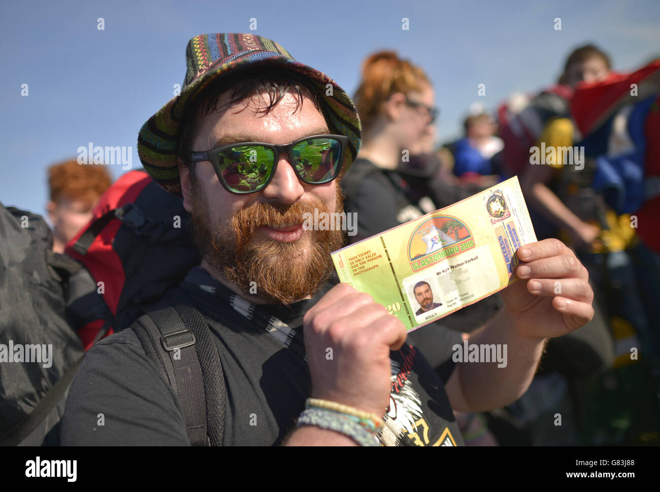 EDS HINWEIS: DETAILS DES TICKETS WURDEN VOM PA-BILDSCHALTER VERPIXELT Kyle Walker-Verkuil aus Banchory, Schottland, hält sein Ticket, als er beim Glastonbury Festival in Worthy Farm in Somerset ankommt. Stockfoto