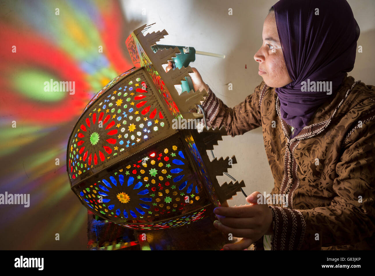 Ein Handwerker schafft traditionelle Leuchten in ihrem Atelier in Fez, Marokko. Stockfoto