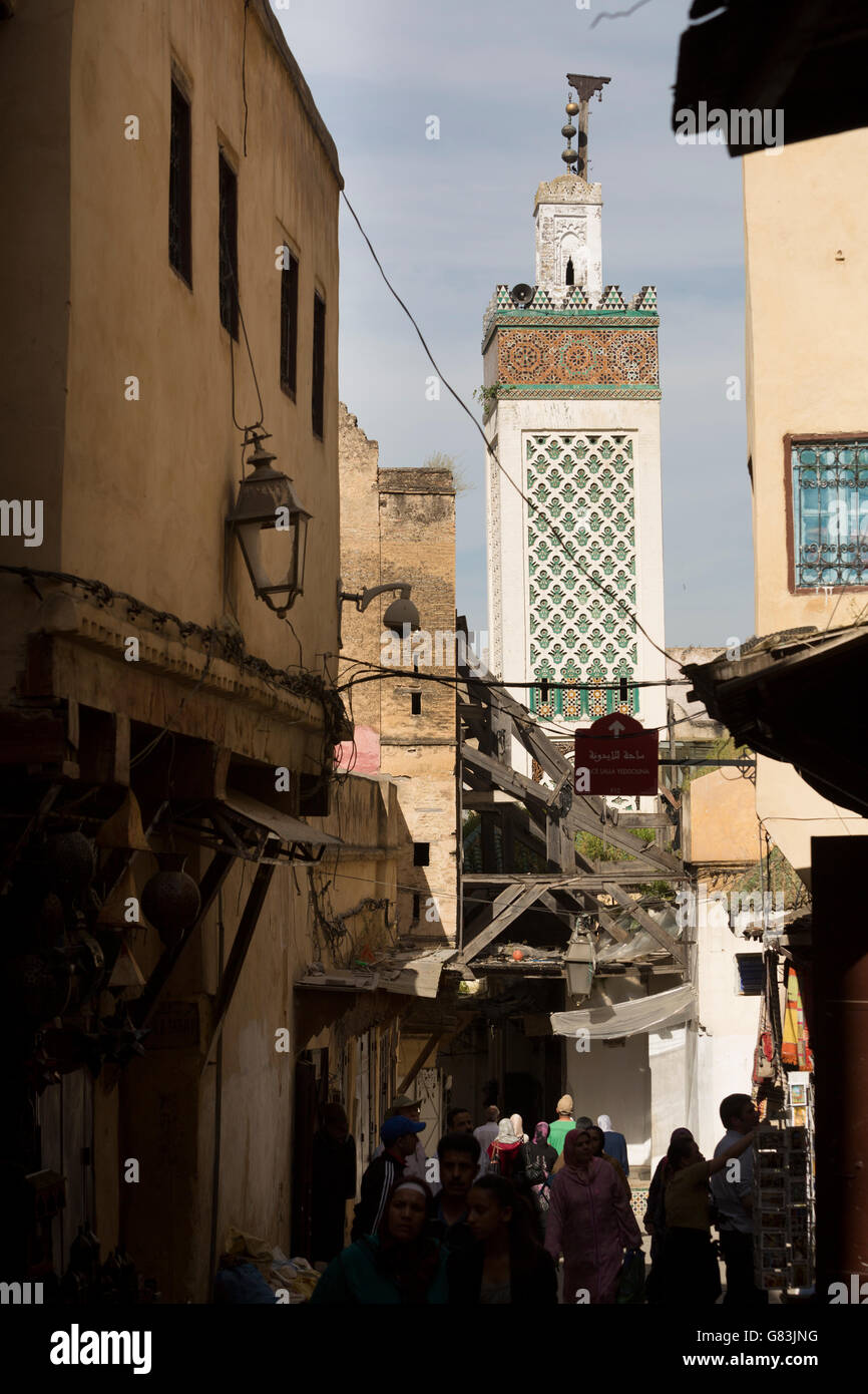 Ein altes Minarett erhebt sich über die Straßen der alten Medina von Fes, Marokko. Stockfoto