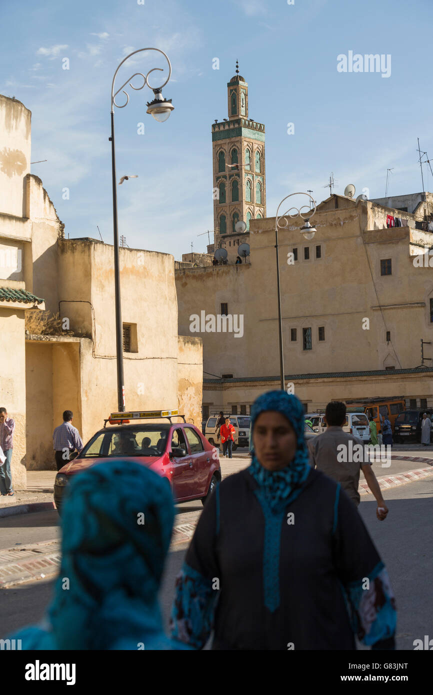 Ein altes Minarett erhebt sich über die Straßen der alten Medina von Fes, Marokko. Stockfoto