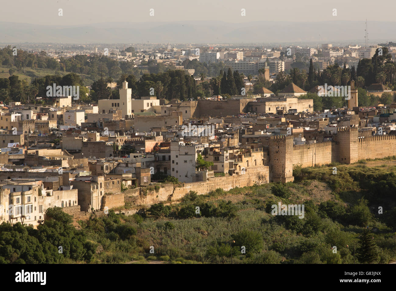 Alten Stadtmauern Linie der alten Medina von Fez, Marokko. Stockfoto