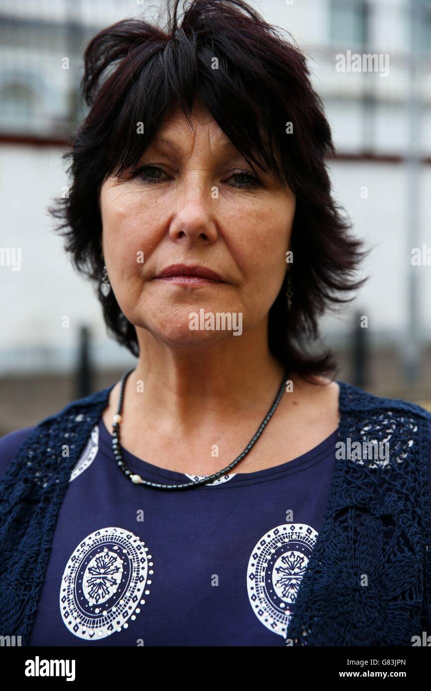 Margaret McGuckin von Überlebenden und Opfern institutioneller Misshandlung vor dem Banbridge Court House, County Down, nachdem Kardinal Sean Brady Beweise für die Untersuchung des institutionellen Missbrauchs vorgelegt hatte. Stockfoto