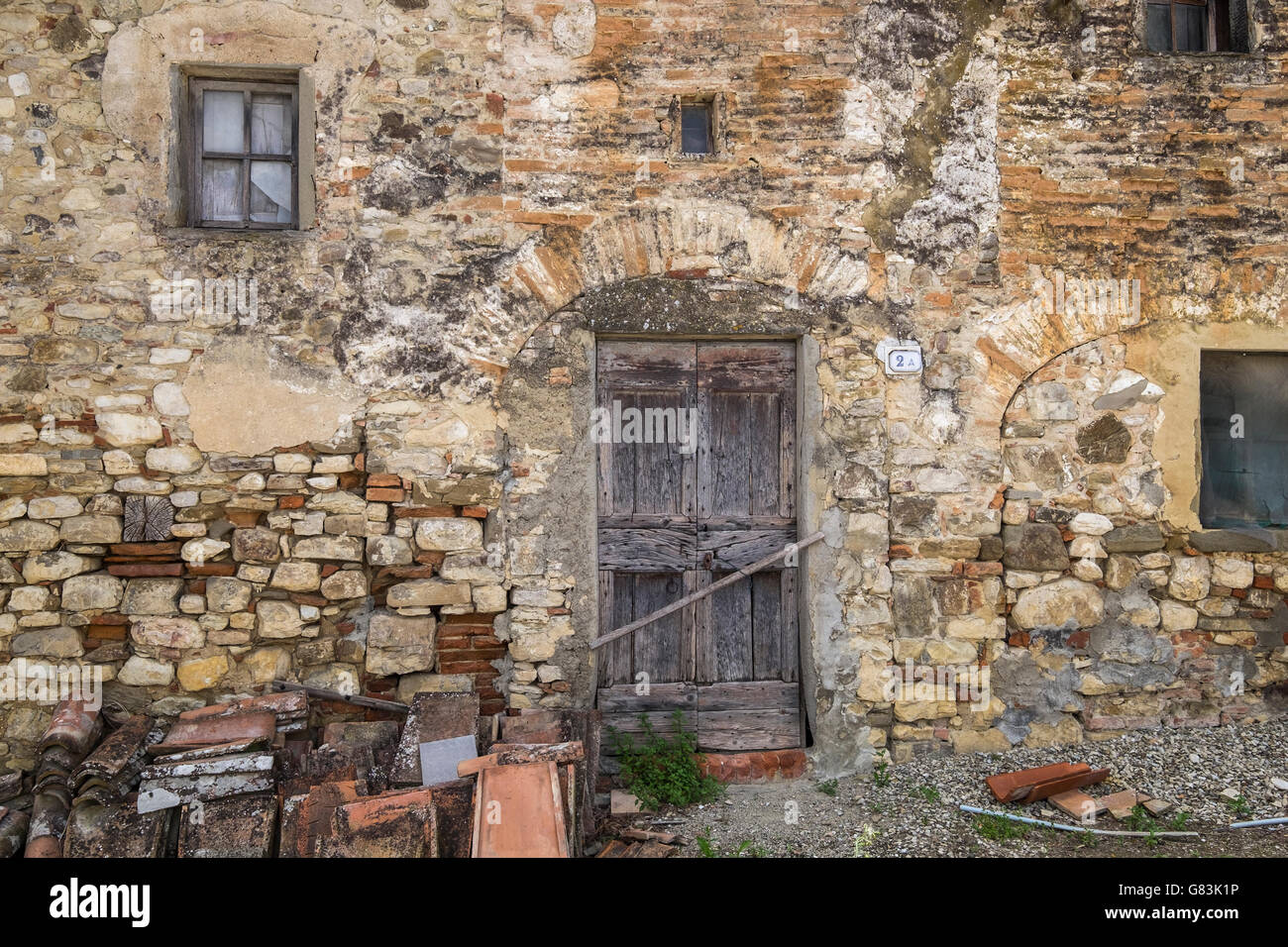 Alte Fassaden der verlassenen Gebäude auf der Via Gabbiano in der Nähe von San Piero a Sieve, Toskana, Italien. Stockfoto