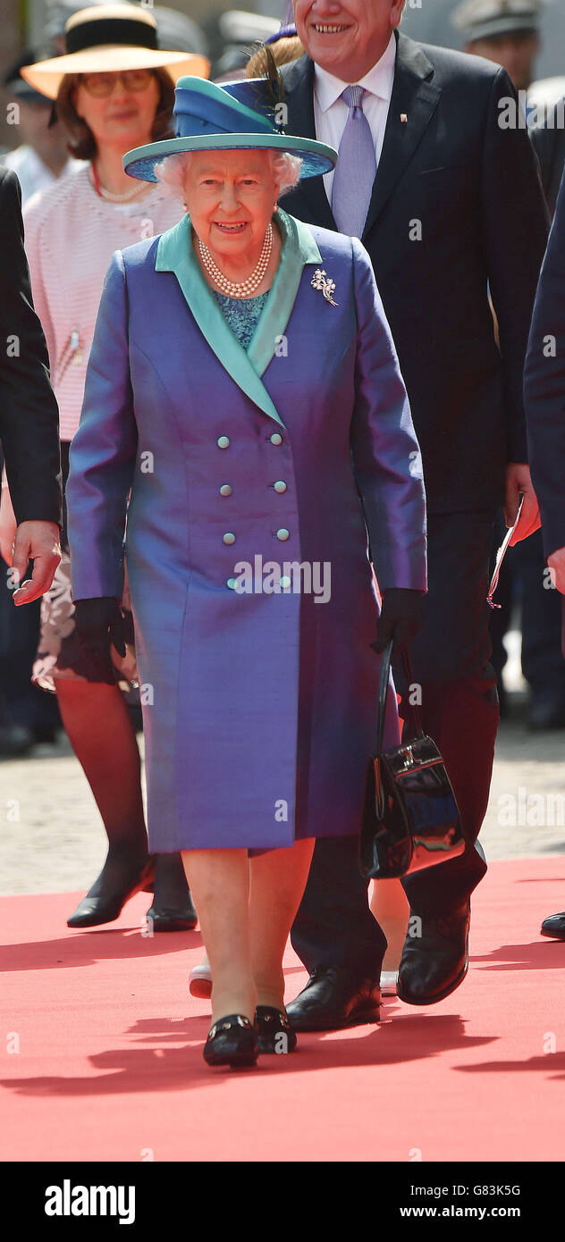 Königin Elisabeth II. Geht nach einem Besuch in Romer, das seit mehr als sechs Jahrhunderten das Frankfurter Rathaus ist, am zweiten vollen Tag eines viertägigen Staatsbesuches in Deutschland. Stockfoto