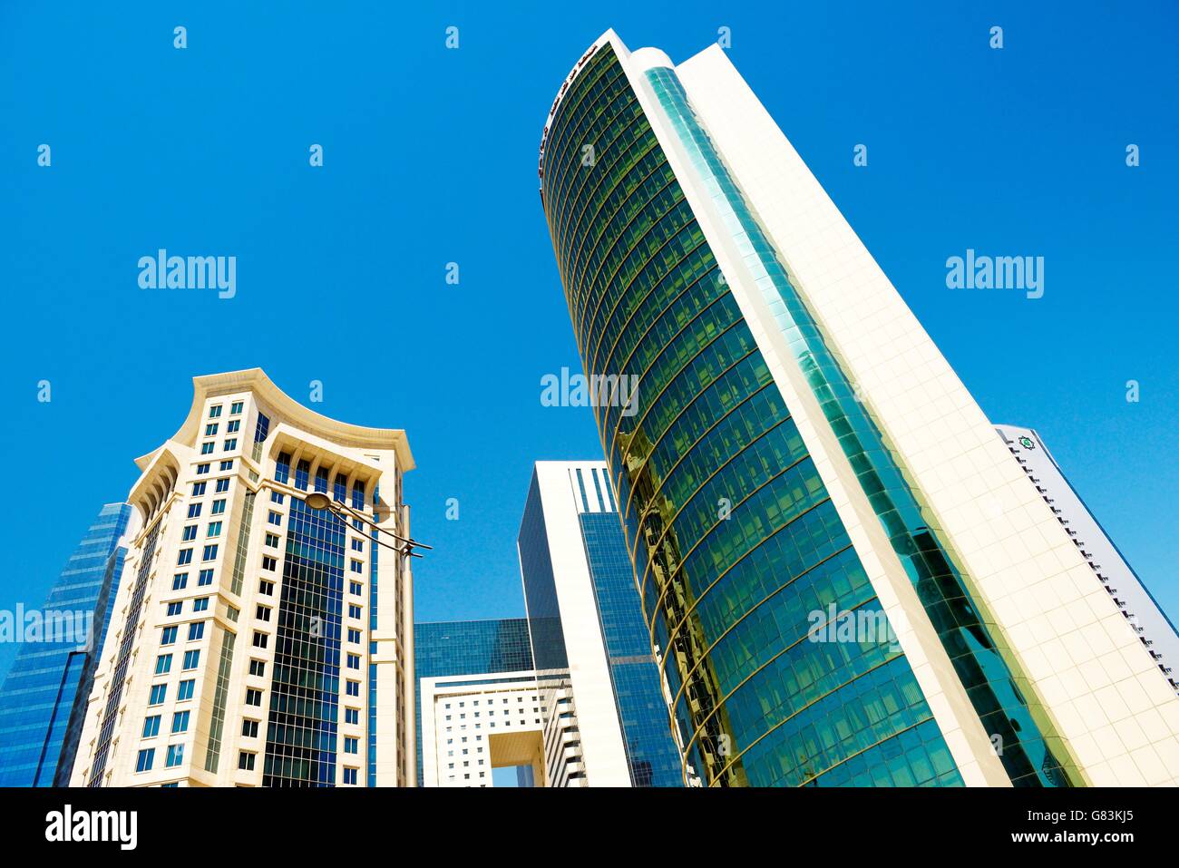 Stadtzentrum West Bay von Doha, Katar. Majlis al taawon Straße. Links ist Burj al qassar Turm rechts ist das Olympische Komitee Turm Stockfoto