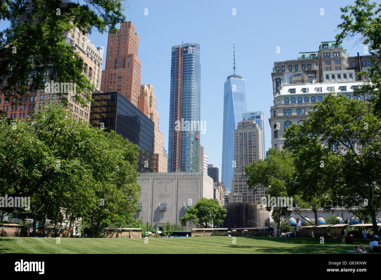 Die Skyline von Lower Manhattan mit Battery Park im Vordergrund. Stockfoto